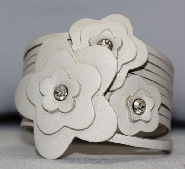 PULSEIRA FLOR BRANCA COURO